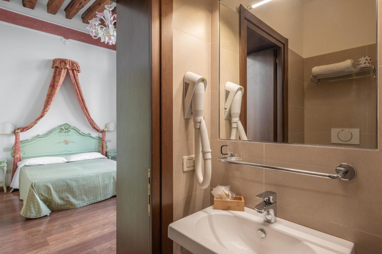 Hotel Al Sotoportego Venesia Bagian luar foto