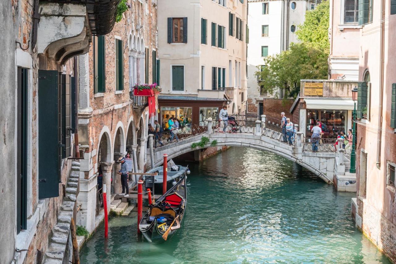 Hotel Al Sotoportego Venesia Bagian luar foto