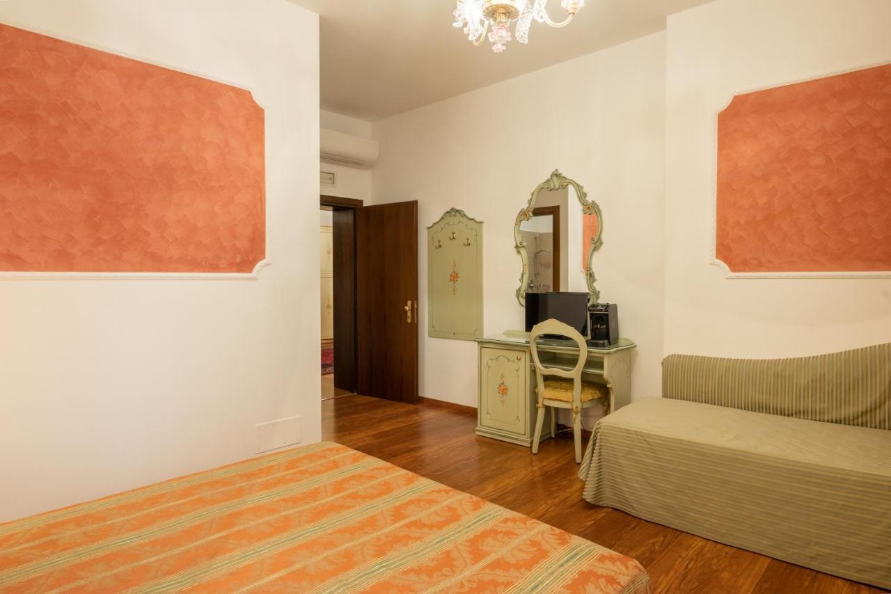 Hotel Al Sotoportego Venesia Bagian luar foto