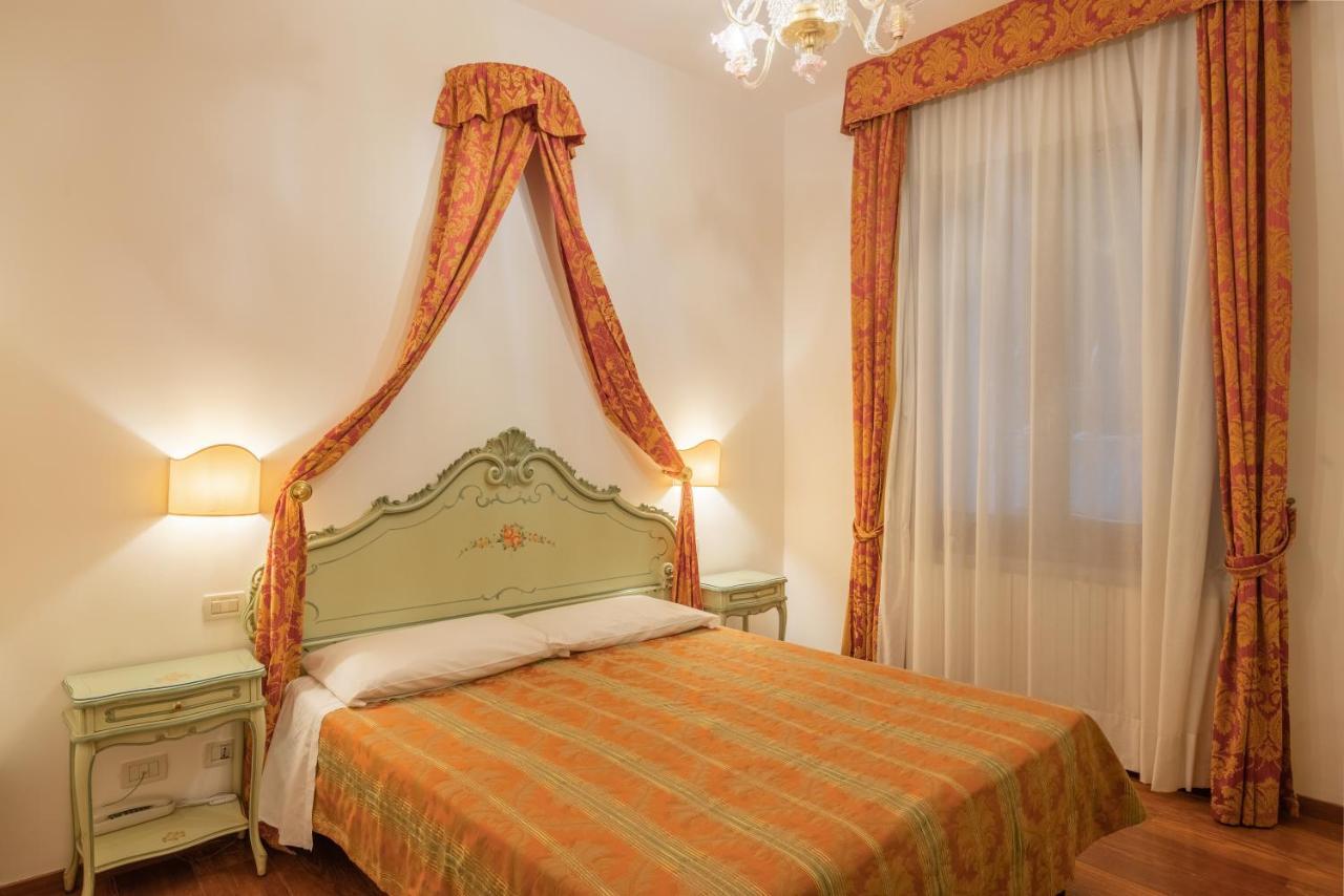 Hotel Al Sotoportego Venesia Bagian luar foto