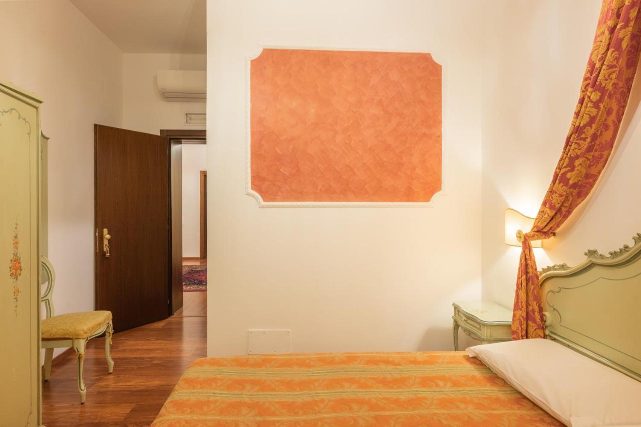 Hotel Al Sotoportego Venesia Bagian luar foto
