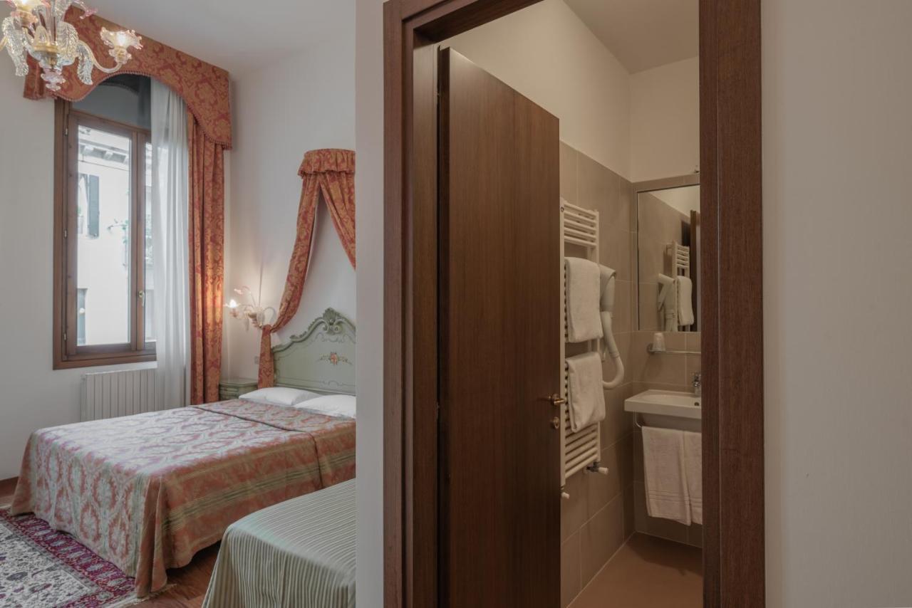 Hotel Al Sotoportego Venesia Bagian luar foto