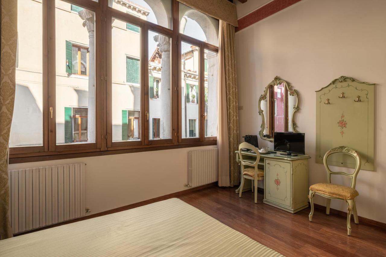 Hotel Al Sotoportego Venesia Bagian luar foto